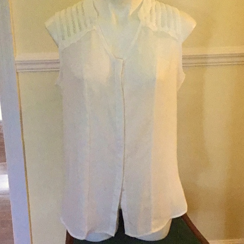 New directions ladies sleeveless blouse. Size L
